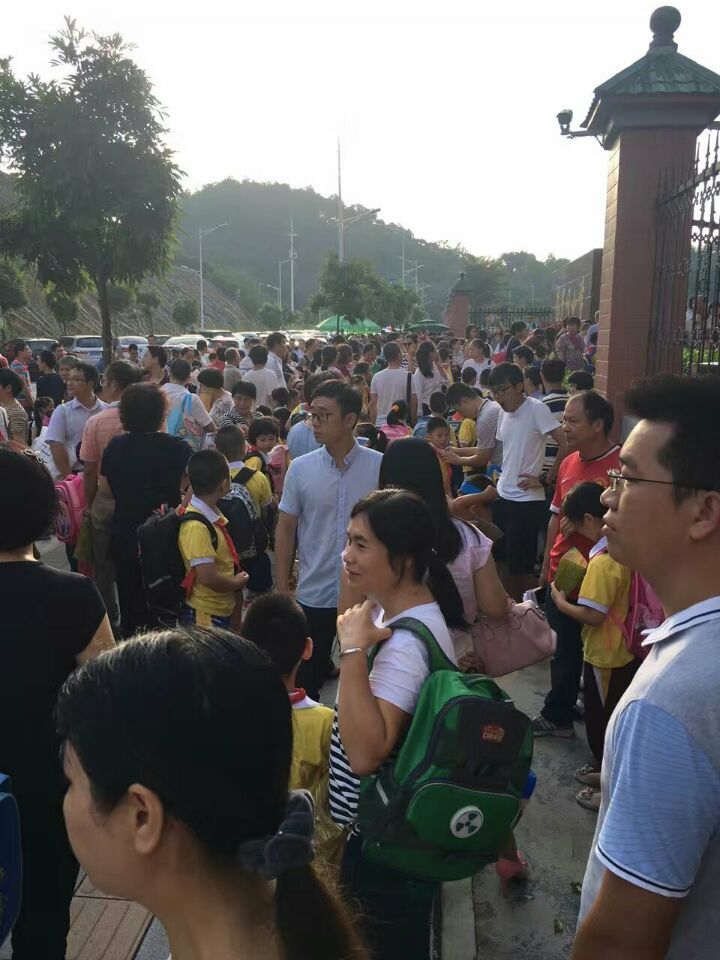 金秋九月開學(xué)季，眾家長齊聚江門保利大都會的范羅崗小學(xué)送孩子開學(xué)