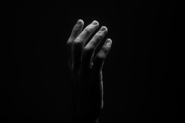 鄭爽其實挺可憐的，不是因為“代孕棄養(yǎng)”，而是以訛傳訛的看客